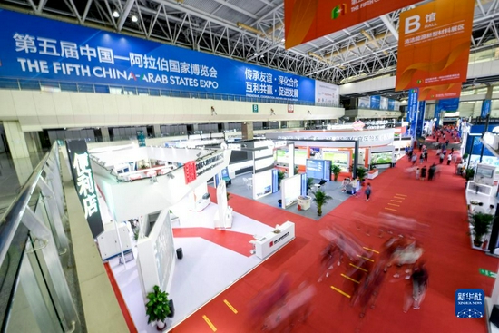 这是中国-阿拉伯国家博览会清洁能源与新型材料展区（8月22日摄）。新华社记者 冯开华 摄