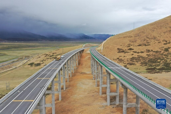 西藏拉萨市当雄县境内由中铁城投承建的京藏高速那曲至羊八井段堆巴果大桥（5月29日摄，无人机照片）。新华社发（胡雪峰 摄）