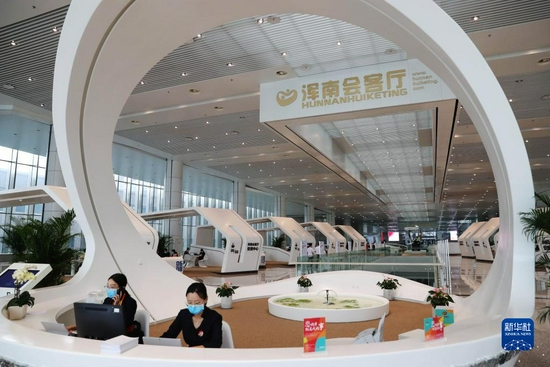 中国（辽宁）自由贸易试验区沈阳片区“浑南会客厅”内景（2020年9月8日摄）。“浑南会客厅”采用“一枚印章管审批”的模式，优化审批流程，整合相关事项，实现一个机构、一枚印章统管审批事项，为企业办理各种证照和许可提供便利。新华社记者 杨青摄