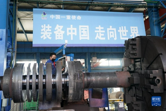 工人在中国一重生产车间作业（2020年4月10日摄）。新华社记者 王建威 摄