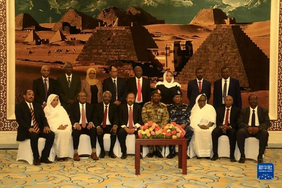 ·2019年9月8日，苏丹过渡政府总理哈姆杜克（前排左五）在首都喀土穆与内阁成员合影。图片来源：新华社。