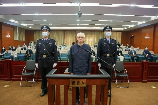 受审现场痛哭流涕 曾自称靠工资买不起商品房的 深夜虎 敛财近亿 手机新浪网