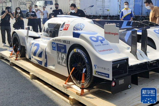 第四届进博会首批进境展品米其林氢能源赛车样车在上海完成通关验放（9月27日摄）。新华社发