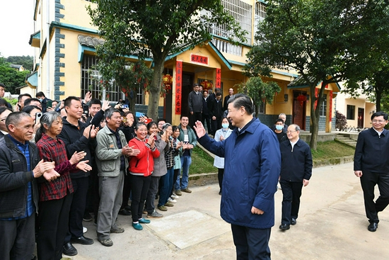2021年4月25日,习近平总书记在桂林市全州县才湾镇毛竹山村考察时,同乡亲们亲切交流。
