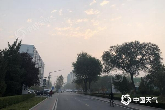 昨天早晨，北京大雾黄色预警生效，能见度下降。