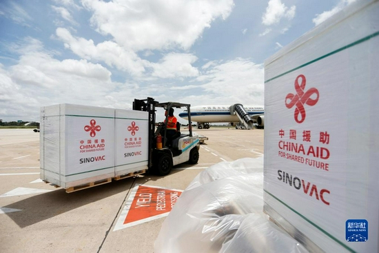 10月14日,工作人员在柬埔寨金边国际机场运输中国政府援助柬埔寨的科兴新冠疫苗。新华社发(批隆 摄)