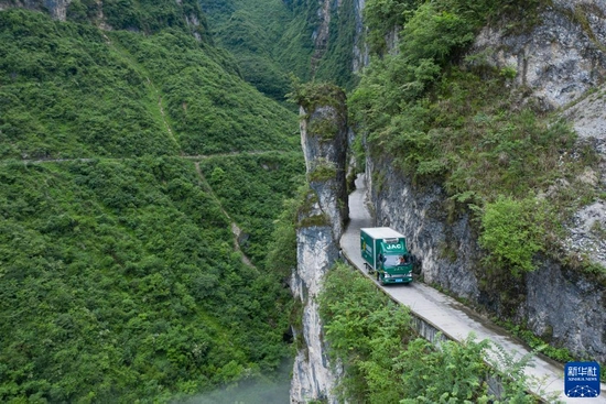 邮车行进在通往四川省汉源县永利乡古路村的山路上（6月23日摄，无人机照片）。新华社记者 江宏景 摄