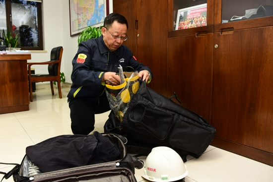 肖文儒在办公室备好一只行李箱，随时准备出发。