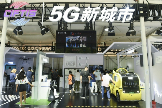 观众在2020年中国国际服务贸易交易会5G通信服务专题展区参观（2020年9月7日摄）。新华社记者 鲁鹏 摄