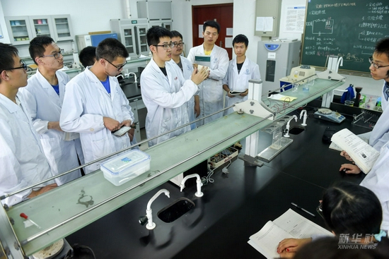 2017年5月11日，在中国科大化学物理系实验室内，学生们在上实验课。
