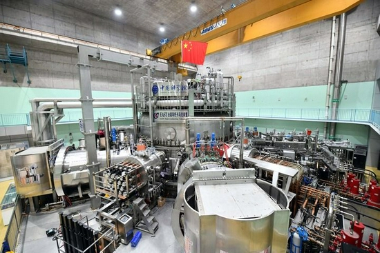  这是4月13日在中科院合肥物质科学研究院拍摄的全超导托卡马克核聚变实验装置（EAST）。新华社记者 周牧 摄