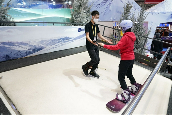 11月5日，参观者在第四届进博会消费品展区的一家展台体验滑雪。新华社记者 丁汀 摄