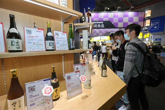 11月6日在第四届进博会食品及农产品展区日本贸易振兴机构展台拍摄的日本酒。新华社记者 王翔 摄