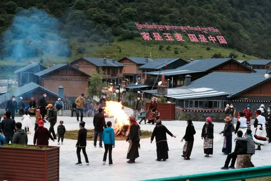2021年8月5日,玉麦乡民众在乡里跳锅庄舞.(图自人民视觉)