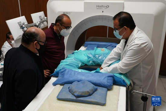 8月23日,在墨西哥普埃布拉州乔卢拉市肿瘤消融医学中心,重庆海扶医疗的墨方合作医生向到访医生演示“海扶刀”治疗系统。新华社记者 朱雨博 摄