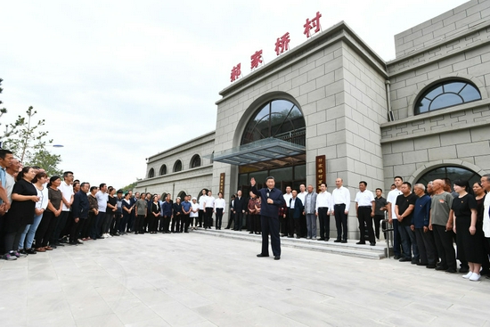 ↑2021年9月13日至14日,中共中央总书记、国家主席、中央军委主席习近平在陕西省榆林市考察。这是14日下午,习近平在绥德县张家砭镇郝家桥村,同乡亲们亲切交流。