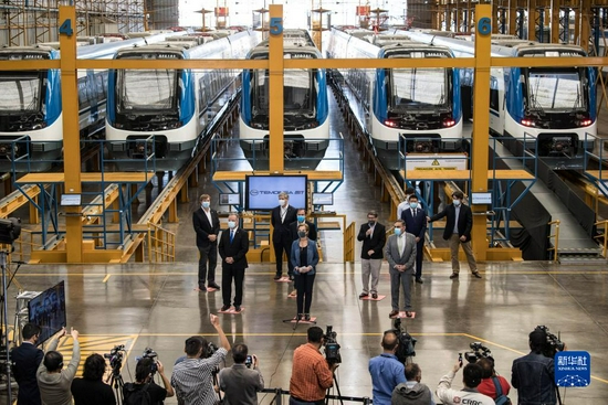 3月23日，智利交通和电信部长乌特（中）在首都圣地亚哥参观中国轨道列车，称赞这批车辆的到来是近年来智利“铁路发展最重要的里程碑之一”。新华社发（豪尔赫·比列加斯摄）