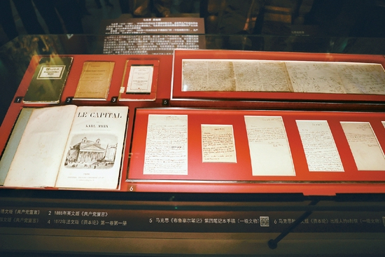 中国共产党历史展览馆的展厅里，陈列着多份珍贵的马克思手稿。右上为马克思《布鲁塞尔笔记》第四笔记本手稿；右下为马克思写给《资本论》法文版出版人的六封书信。　中新社发 陈晓根/摄
