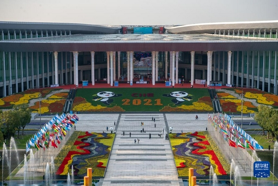 这是11月9日拍摄的国家会展中心（上海）南广场。第四届中国国际进口博览会11月5日至10日在国家会展中心（上海）举行。新华社记者 邬惠我 摄