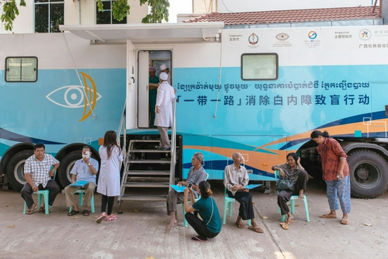  ↑2019年3月15日，在柬埔寨磅湛省医院，白内障患者在“一带一路”消除白内障致盲行动医疗队的医疗车外等待接受手术治疗。