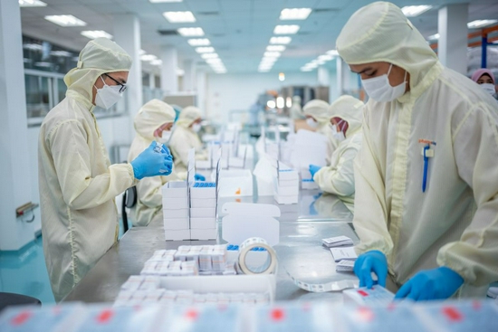  ↑2021年10月5日，在马来西亚吉隆坡郊区的发马公司灌装工厂，工人在包装本地灌装生产的科兴疫苗。本地灌装中国疫苗已成为马来西亚的骄傲。
