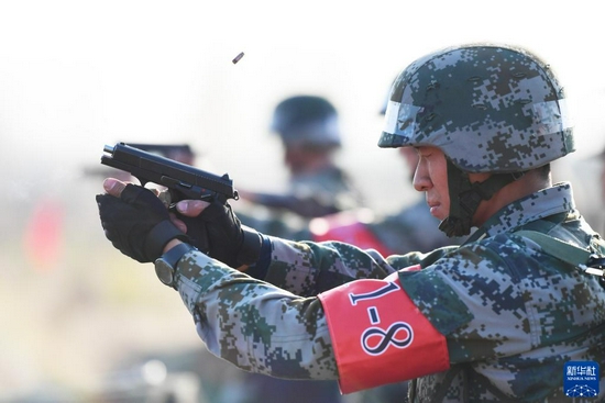 陆军工程大学通信工程学院参赛一队在对抗赛中进行手枪射击课目比赛（2017年11月23日摄）。新华社发（彭希 摄）