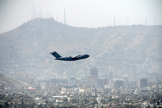 2021年8月30日，一架美国军机从阿富汗喀布尔机场起飞，展开大规模人员撤离行动。