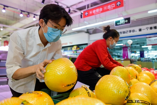 在满洲里市庆客隆超市，工作人员在整理水果。新华社记者 李志鹏 摄