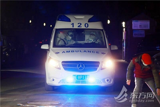 救护车在夜幕中离开小区.