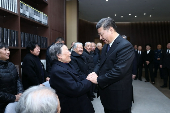  2017年12月13日，习近平总书记亲切会见南京大屠杀幸存者代表和为中国人民抗日战争胜利作出贡献的国际友人亲属代表。新华社记者 鞠鹏 摄