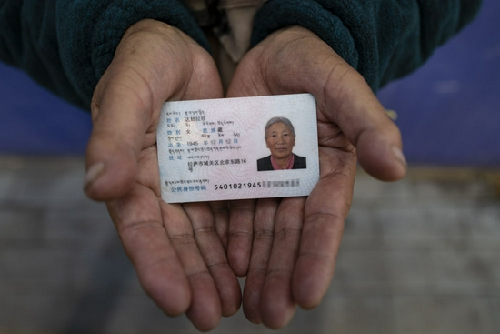 达娃拉珍老人的身份证（12月14日摄）。
