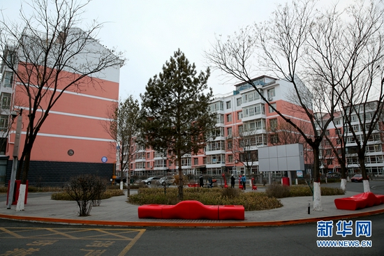 经过改造后的玉泉区科苑佳园小区干净整洁。新华网 石毅 摄
