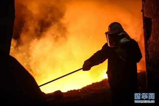 工人在鞍钢集团鞍钢股份炼铁总厂三号高炉忙碌（4月20日摄）。新华社记者 潘昱龙 摄