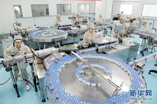 位于沈阳的东北制药集团的员工在生产线上作业（资料照片）。新华社发