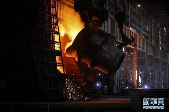  鞍钢集团鞍钢股份炼钢总厂三分厂生产车间一角（4月20日摄）。新华社记者 潘昱龙 摄