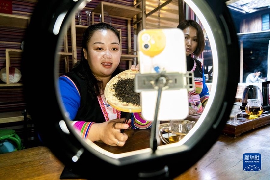 周晓婷（左）在家中直播推销家乡的茶叶（12月12日摄）。新华社记者 陈欣波 摄