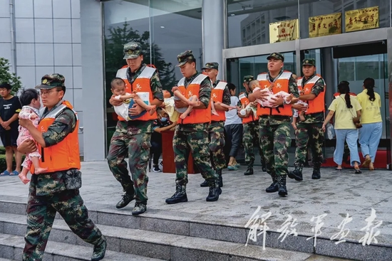  7月21日，火箭军某部将郑州市儿童福利院500余名残疾儿童紧急转移至安全地域。摄影 段得成