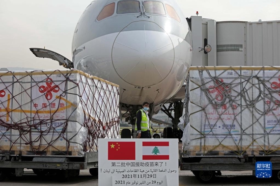 2021年11月29日，中国援助黎巴嫩第二批新冠疫苗运抵贝鲁特拉菲克·哈里里国际机场。新华社发（比拉尔·贾维希 摄）