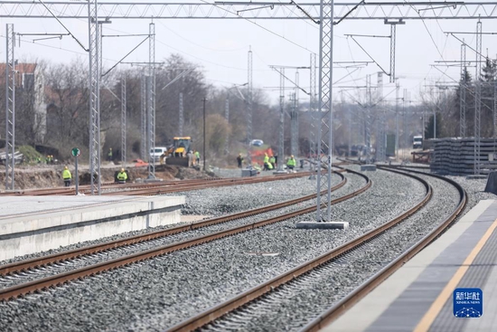 这是2021年3月25日在塞尔维亚贝尔格莱德拍摄的匈塞铁路项目施工现场。匈塞铁路全长350公里，是中国-中东欧国家合作的标志性项目，也是中国铁路技术和装备与欧盟铁路互联互通技术规范的对接。新华社发（王韡 摄）