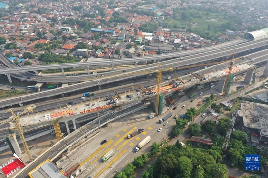 这是2021年9月29日拍摄的印度尼西亚雅万高铁2号特大桥最后一联连续梁合龙施工现场。雅万高铁是共建“一带一路”倡议以及中国和印尼两国务实合作的标志性项目，也是印尼的国家战略项目。新华社发