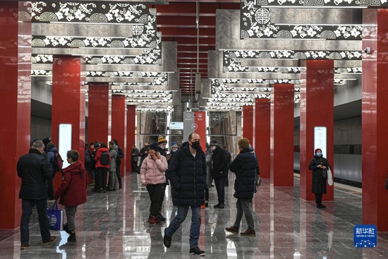 2021年12月7日，在俄罗斯首都莫斯科，乘客走在莫斯科地铁第三换乘环线西南段米丘林大街站内。中企在俄罗斯承建的首个地铁项目——莫斯科地铁第三换乘环线西南段项目当日开通。新华社发（叶甫盖尼·西尼岑 摄）