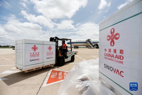 2021年10月14日，工作人员在柬埔寨金边国际机场运输中国政府援助柬埔寨的科兴新冠疫苗。新华社发（批隆 摄）