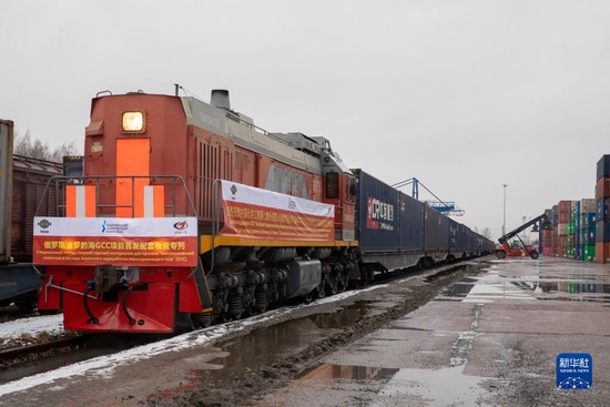 2021年3月15日，由中国成都首发至俄罗斯圣彼得堡市的中欧班列抵达俄罗斯圣彼得堡舒沙雷火车站。新华社发（俄罗斯铁路公司十月铁路局供图）