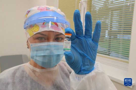 2021年4月16日，在白俄罗斯首都明斯克郊区的中白工业园，医务人员展示中国国药集团生产的新冠疫苗。当日，中白工业园开发公司、管委会及部分居民企业的员工开始接种中国政府援助白俄罗斯的新冠疫苗。新华社发（任科夫 摄）