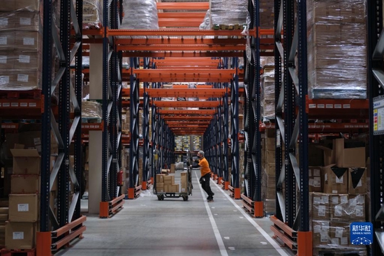 2021年11月11日，工作人员在西班牙瓜达拉哈拉市的菜鸟网络所设立的海外仓中工作。新华社记者 孟鼎博 摄