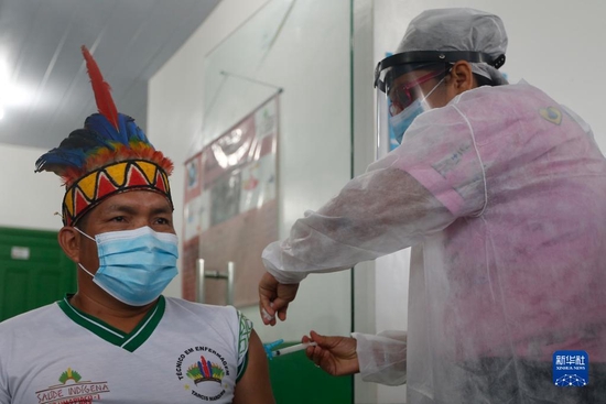 2021年1月19日，在巴西亚马孙州塔巴廷加市，医护人员为一名原住民接种中国新冠疫苗。新华社发（卢西奥·塔沃拉 摄）