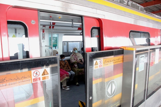 2021年12月29日,在巴基斯坦拉合尔,人们坐在橙线地铁车厢内.