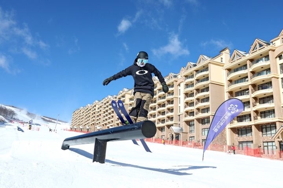 ↑2019年12月11日，一名滑雪爱好者在位于张家口市崇礼区的云顶滑雪公园滑雪。张家口赛区“三场一村”（国家跳台滑雪中心、国家越野滑雪中心、国家冬季两项中心和奥运村）在冬奥会后，将作为奥运遗产永久保留，成为奥林匹克公园，并将依托奥运影响和云顶滑雪公园冬奥竞赛场地以及周边雪场资源，打造以承办国内外顶级冰雪竞技赛事、大众冰雪旅游度假为特色的世界冰雪体育运动胜地和世界冰雪旅游目的地。