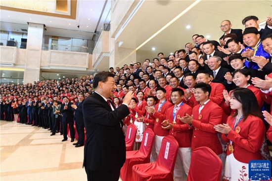 2021年9月15日,中共中央总书记、国家主席、中央军委主席习近平在陕西省西安市亲切会见全国群众体育先进单位、先进个人代表和全国体育系统先进集体、先进工作者代表,东京奥运会中国体育代表团运动员和教练员代表等。这是习近平同大家亲切交流,勉励他们奋力拼搏、再创佳绩。新华社记者 燕雁摄
