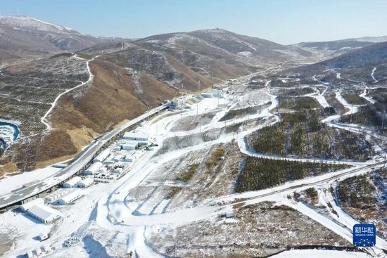2021年11月15日，造雪机在张家口赛区国家越野滑雪中心进行造雪作业（无人机照片）。新华社发（武殿森摄）